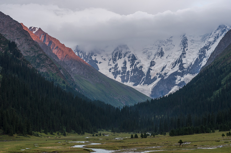 Jeti Oguz Valley